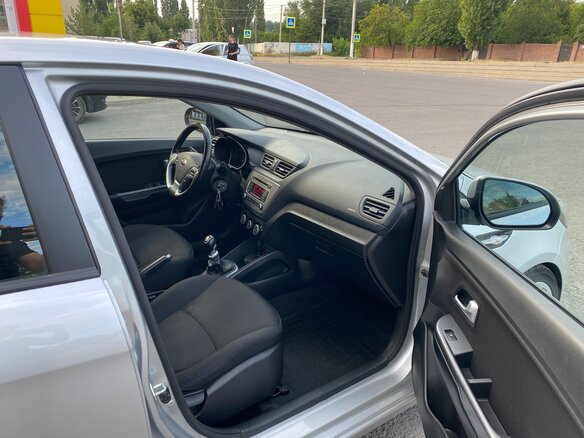 2017 Kia Rio III Рестайлинг, серебристый, 1200000 рублей - вид 7