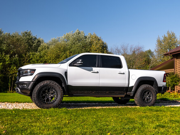 2021 Ram 1500 Crew Cab TRX V, белый - вид 2