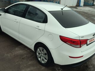 2015 Kia Rio III Рестайлинг, белый, 1400000 рублей, вид 4