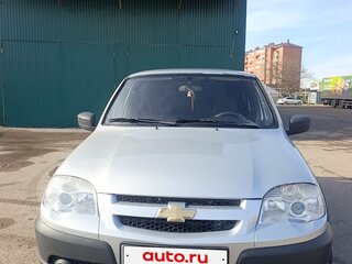 2013 Chevrolet Niva I Рестайлинг, серебристый, 650000 рублей, вид 2