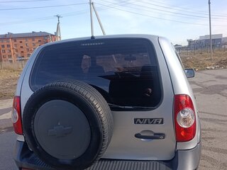 2013 Chevrolet Niva I Рестайлинг, серебристый, 650000 рублей, вид 4