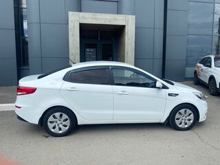 2015 Kia Rio III Рестайлинг, белый, 910000 рублей, вид 4