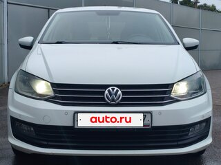2018 Volkswagen Polo V Рестайлинг, белый, 1000000 рублей, вид 1