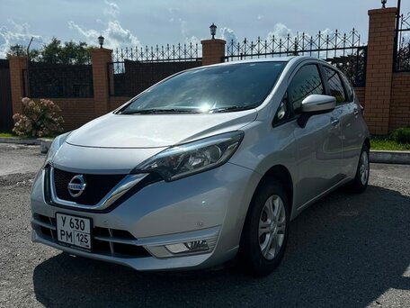 2020 Nissan Note II Рестайлинг, серебристый, 810000 рублей, вид 1