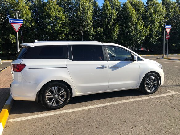 2018 Kia Carnival III, белый, 2550000 рублей - вид 3
