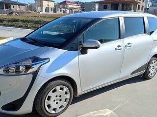 2020 Toyota Sienta II Рестайлинг, серебристый, 1695000 рублей, вид 1