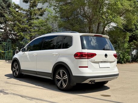 2021 Volkswagen Touran L II, белый, 1755000 рублей, вид 4
