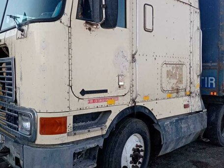 1998 International 9000 Series, бежевый, 650000 рублей, вид 1