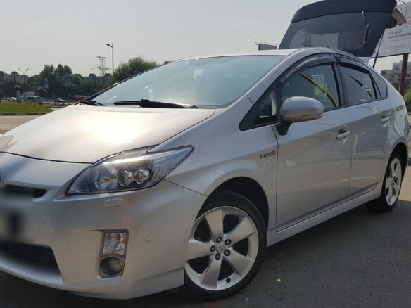 2010 Toyota Prius III (XW30), серебристый