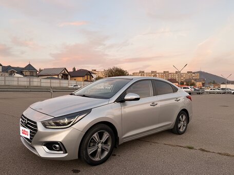 2017 Hyundai Solaris II, серебристый, 1300000 рублей, вид 2