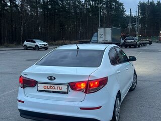 2016 Kia Rio III Рестайлинг, белый, 750000 рублей, вид 5