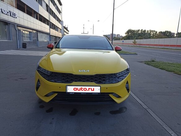 2022 Kia K5 III, жёлтый, 3200000 рублей - вид 2