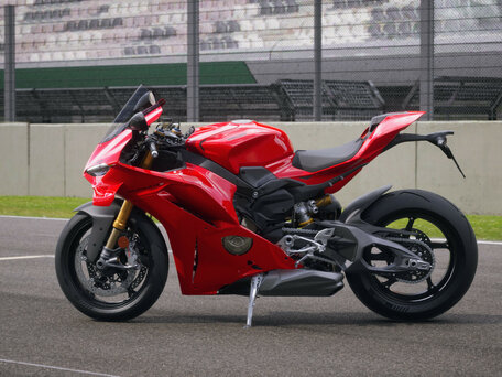 2026 Ducati Panigale V4, красный, 3890000 рублей, вид 3