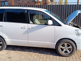 2002 Toyota Noah I (R60), белый, 920000 рублей, вид 5