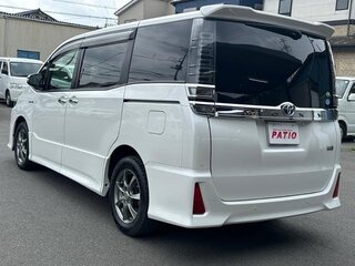 2021 Toyota Voxy III (R80) Рестайлинг, белый, 1800000 рублей, вид 4