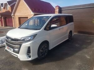 2019 Toyota Noah III (R80) Рестайлинг, белый, 2850000 рублей, вид 1