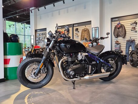 2026 Triumph Bonneville Bobber, чёрный, 2440000 рублей, вид 3