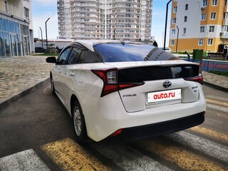 2019 Toyota Prius IV Рестайлинг (XW50), белый, 2150000 рублей, вид 4