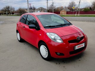 2010 Toyota Yaris II Рестайлинг, красный, 590000 рублей, вид 4