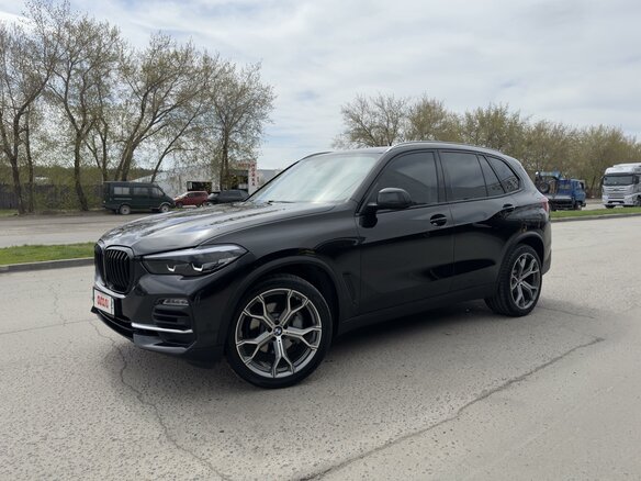 2020 BMW X5 25d IV (G05/G18), чёрный, 6400000 рублей - вид 2