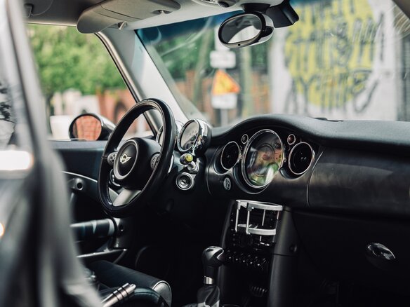 2005 Mini Hatch Cooper S I (R50), чёрный, 2150000 рублей - вид 2