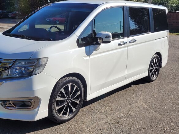 2013 Honda Stepwgn IV Рестайлинг, белый, 2150000 рублей