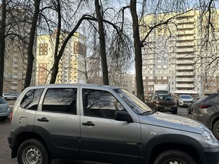 2015 Chevrolet Niva I Рестайлинг, серебристый, 730000 рублей, вид 4