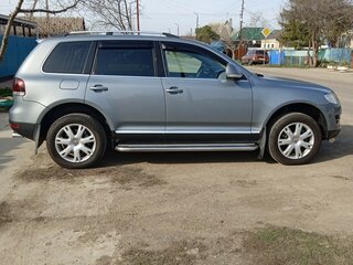 2007 Volkswagen Touareg I Рестайлинг, серебристый, 1900000 рублей, вид 5