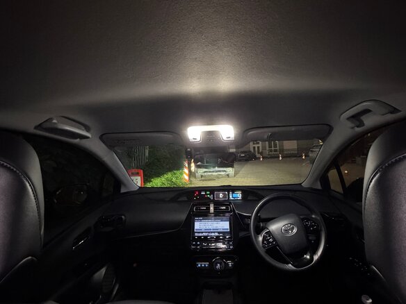 2019 Toyota Prius PHV ZVW52 Prime IV (XW50), красный, 2000000 рублей - вид 3