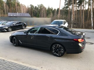 2021 BMW 5 серии 530i xDrive VII (G30/G31/G38) Рестайлинг, серый, 5750000 рублей, вид 4