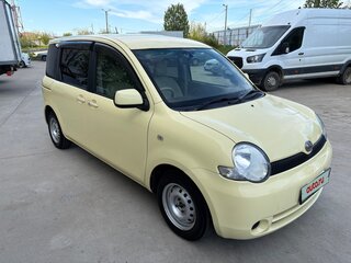 2004 Toyota Sienta I, жёлтый, 750000 рублей, вид 3