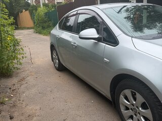 2013 Opel Astra J Рестайлинг, серебристый, 650000 рублей, вид 4