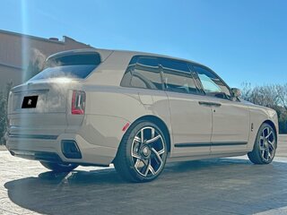 2025 Rolls-Royce Cullinan Black Badge I Рестайлинг (Series II), серебристый, 52598831 рублей, вид 3
