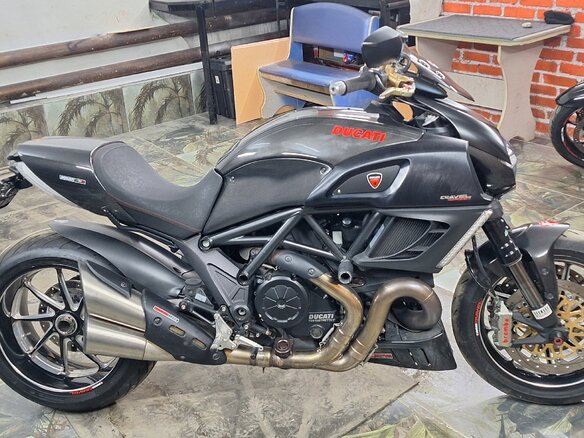 2011 Ducati Diavel Carbon, чёрный - вид 3