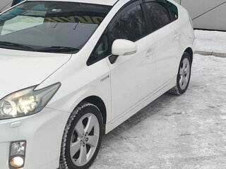 2010 Toyota Prius III (XW30), белый, 1300000 рублей, вид 2