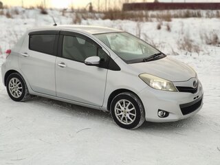 2011 Toyota Vitz III (XP130), серебристый, 830000 рублей, вид 4