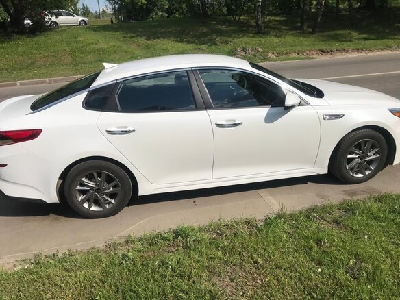 2019 Kia Optima IV Рестайлинг, белый, 1100000 рублей - вид 1