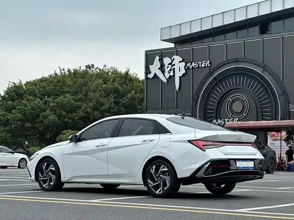2023 Hyundai Elantra VII (CN7) Рестайлинг, белый - вид 6