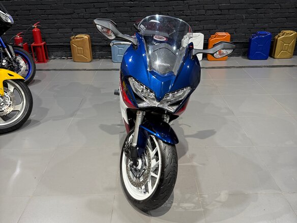 2022 Honda VFR 800, синий - вид 4