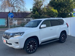 2017 Toyota Land Cruiser Prado 150 Series Рестайлинг 2, белый, 4750000 рублей, вид 3