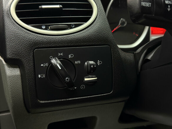 2010 Ford Focus II Рестайлинг, чёрный - вид 17