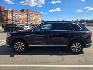 2020 Volkswagen Touareg III, чёрный, 4250000 рублей, вид 3
