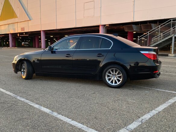 2003 BMW 5 серии 520i V (E60/E61), чёрный - вид 2
