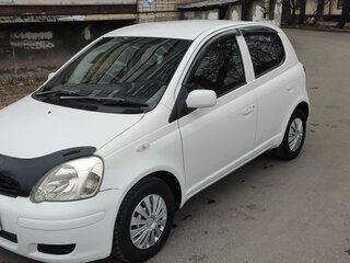 2003 Toyota Vitz I (P10), белый, 435000 рублей, вид 1