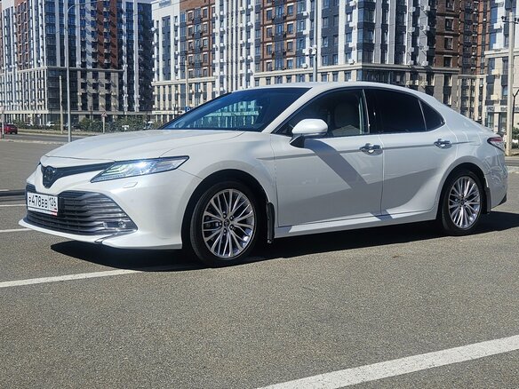 2019 Toyota Camry VIII (XV70), белый, 3750000 рублей - вид 3