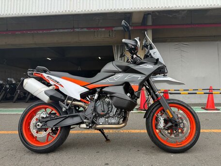 2023 KTM 890 SMT, чёрный, 1077000 рублей, вид 2