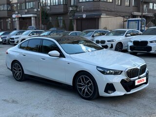 2025 BMW 5 серии 523d VIII (G60/G61/G68), белый, 7990000 рублей, вид 3