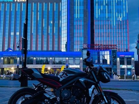 2021 Triumph Street Triple, серый, 1199000 рублей, вид 4