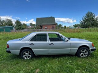 1990 Mercedes-Benz W124 230 4-speed, серебристый, 300000 рублей, вид 3
