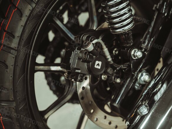 2026 Royal Enfield Meteor, красный, 528000 рублей - вид 19